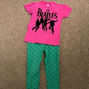 Adorable outfit: leggings and t-shirt